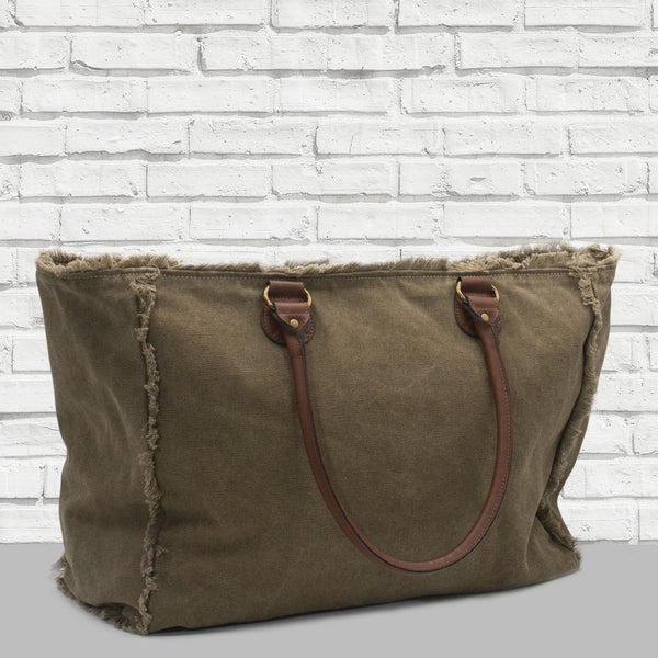 vue de dos, côté, sac cabas weekend, couleur army/kaki/vert militaire. Marque française, accessoires de mode, zazou et django. Anses cuir vegan, fermeture éclair. Toile doublée : 70% coton, 30% polyester. Pratique, grand, confortable. Pour la plage, le boulot, le sport, la piscine, le yoga, les voyages (bagage cabine accepté), le change de bébé. Décontracté, vintage, détails froufrous.