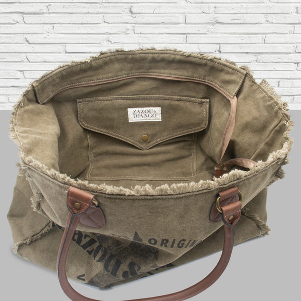 vue de face, détail pochette intérieure, bouton pression, fermeture éclair, sac cabas weekend, étoile, couleur army/kaki/vert militaire. Marque française, accessoires de mode, zazou et django. Anses cuir vegan, fermeture éclair. Toile doublée : 70% coton, 30% polyester. Pratique, grand, confortable. Pour la plage, le boulot, le sport, la piscine, le yoga, les voyages (bagage cabine accepté), le change de bébé. Décontracté, vintage, détails froufrous.