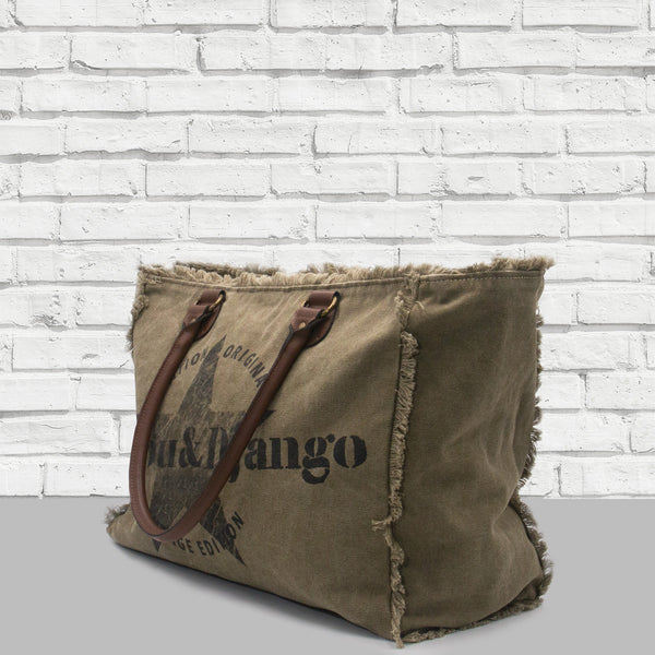 vue de côté, détails froufrous, sac cabas weekend, étoile, couleur army/kaki/vert militaire. Marque française, accessoires de mode, zazou et django. Anses cuir vegan, fermeture éclair. Toile doublée : 70% coton, 30% polyester. Pratique, grand, confortable. Pour la plage, le boulot, le sport, la piscine, le yoga, les voyages (bagage cabine accepté), le change de bébé. Décontracté, vintage, détails froufrous.