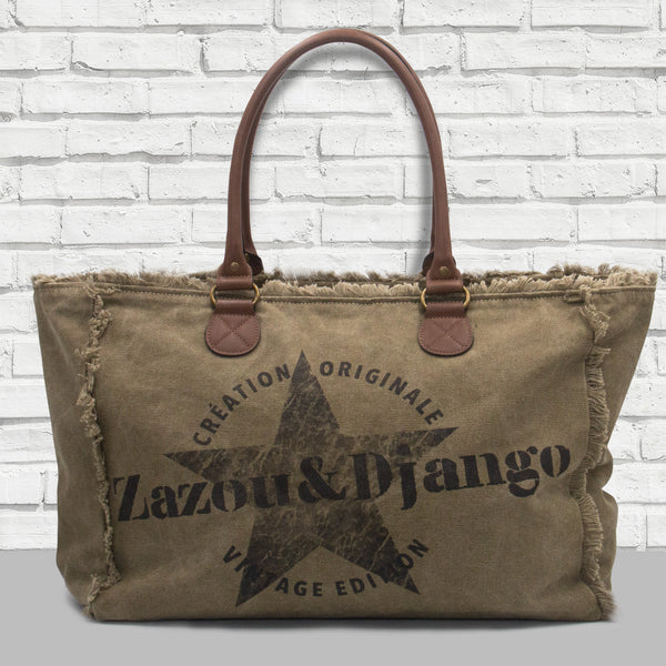 vue de face sac cabas weekend, étoile, couleur army/kaki/vert militaire. Marque française, accessoires de mode, zazou et django. Anses cuir vegan, fermeture éclair. Toile doublée : 70% coton, 30% polyester. Pratique, grand, confortable. Pour la plage, le boulot, le sport, la piscine, le yoga, les voyages (bagage cabine accepté), le change de bébé. Décontracté, vintage, détails froufrous.