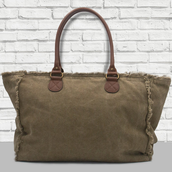 vue de dos sac cabas weekend, couleur army/kaki/vert militaire. Marque française, accessoires de mode, zazou et django. Anses cuir vegan, fermeture éclair. Toile doublée : 70% coton, 30% polyester. Pratique, grand, confortable. Pour la plage, le boulot, le sport, la piscine, le yoga, les voyages (bagage cabine accepté), le change de bébé. Décontracté, vintage, détails froufrous.