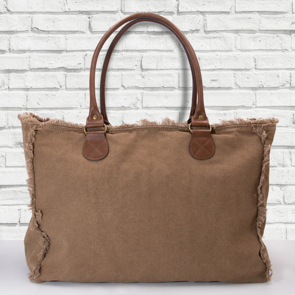 Vue dos cabas weekend, couleur havane, camel, beige foncé, brun. Sac toile coton doublée, anses cuir vegan, détails laiton. Grande capacité, 30 litres. froufrous, design original, été, plage, décontracté, vintage. zazou & django, étoile, marque française.