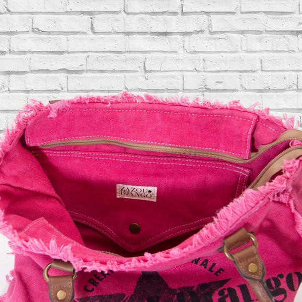 vue face, poche intérieure avec bouton pression, femeture zippée, laiton, sac mini cabas quotidien couleur rose fuchsia, girly, pétillant, fluo, rose bonbon, framboise, vif. Toile doublée en coton, détails laitons et cuir vegan. Style décontracté, vintage, froufrous, plage, été. Design original zazou & django.